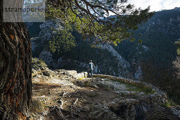 Mann auf einem Aussichtspunkt in den Sierras de Tejeda  Almijara und Alhama Natura