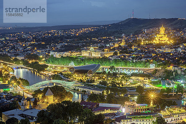 Zentral-Tiflis  Gebäude am Fluss Kura (Mtkvari) bei Nacht  Tiflis  Georgien