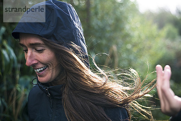 Lächelnde Frau erkundet das französische Baskenland