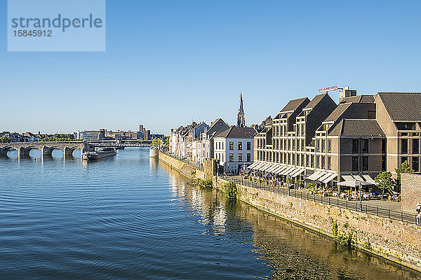 Gebäude entlang der Maas (Maas) im Stadtteil Wyck-Ceramique  Maastricht  Limburg  Niederlande