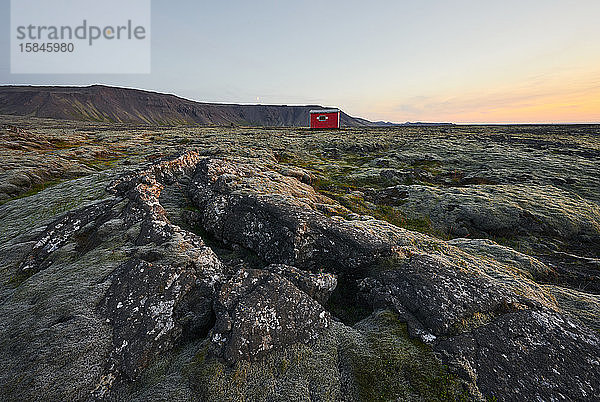 Landschaftlich reizvoller Felsstandort mit Hütte bei Sonnenuntergang