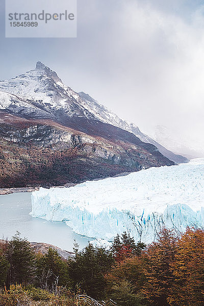 Ruhiges Meer in der Nähe von Berg und Gletscher