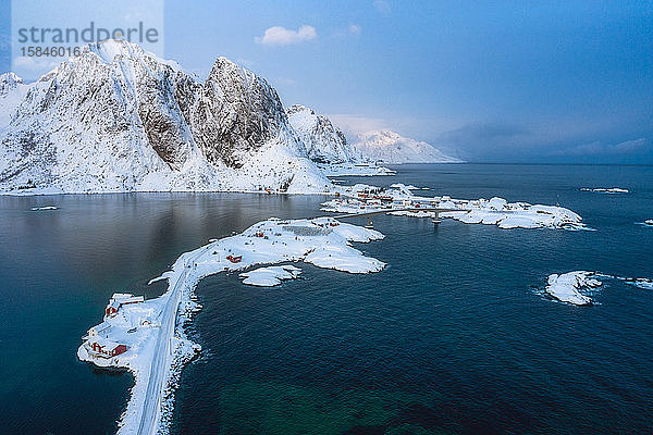 Straße zum Winterwunderland auf den Lofoten