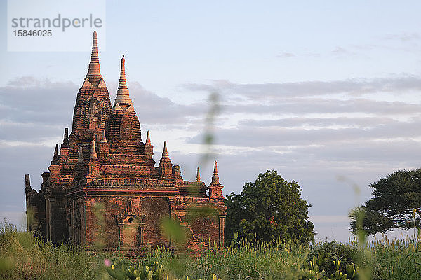 Alter buddhistischer Tempel am Vormittag in Bagan  Myanmar