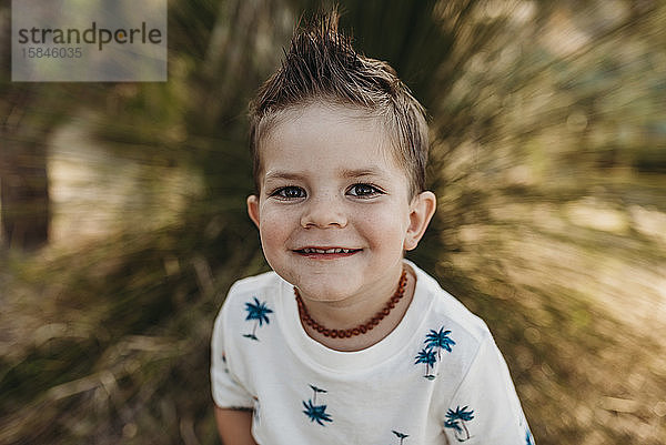 Nahaufnahme-Porträt eines süßen Kleinkindes  das lächelt