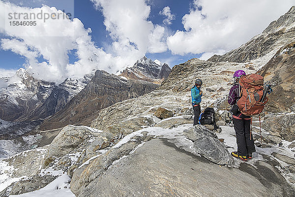 Zwei Bergsteigerinnen machen sich bereit  das vergletscherte Gelände zu betreten
