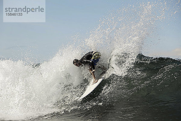 Surfer auf einer Welle