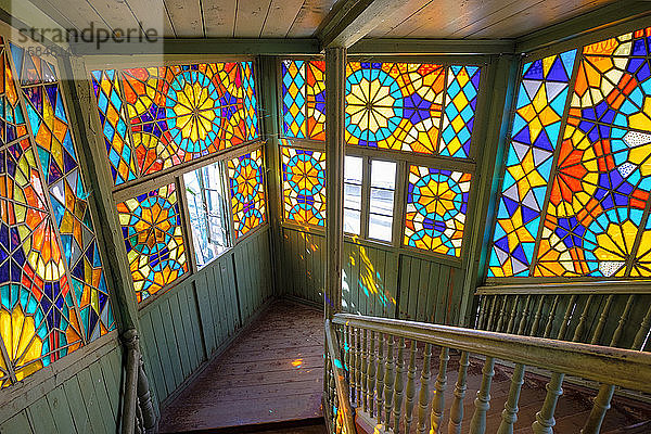 Farbenfrohe Fenster im Sternenschacht eines historischen georgischen Hauses  Tiflis  Georgien