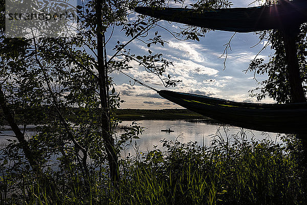 Kajak-Silhouette auf Wasser vom Campingplatz