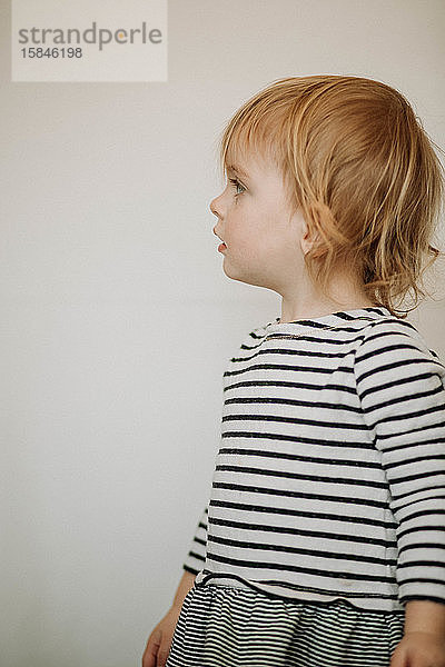 Profil eines Kleinkindes vor weißem Hintergrund