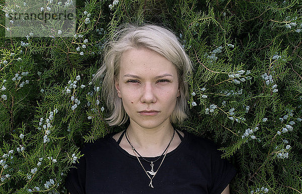 Porträt eines Mädchens mit weißen Haaren im Wald