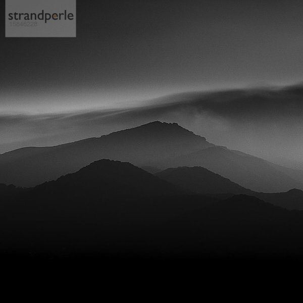 Dunst über der Berglandschaft vor Sonnenuntergang  Halbinsel Izu  Japan