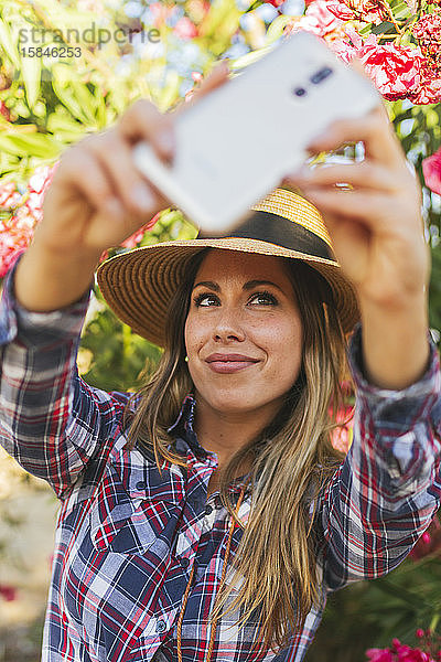 junge Frau  die auf dem Land ein Selfie macht