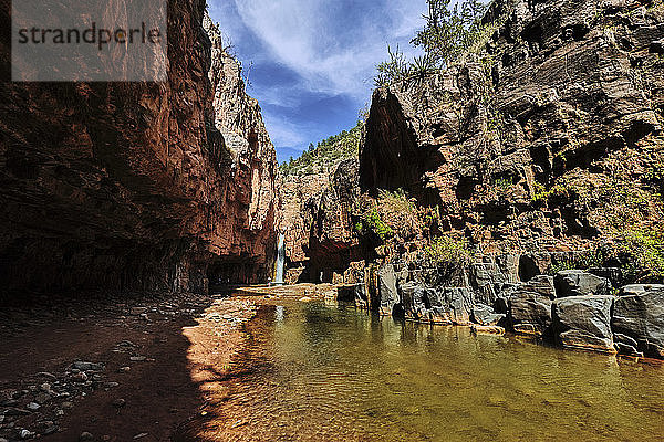 Wanderer rasten unterhalb der Cibeque-Fälle  am Cibeque Creek in Arizona