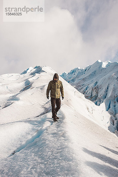 Männlicher Forscher beim Gletscherwandern