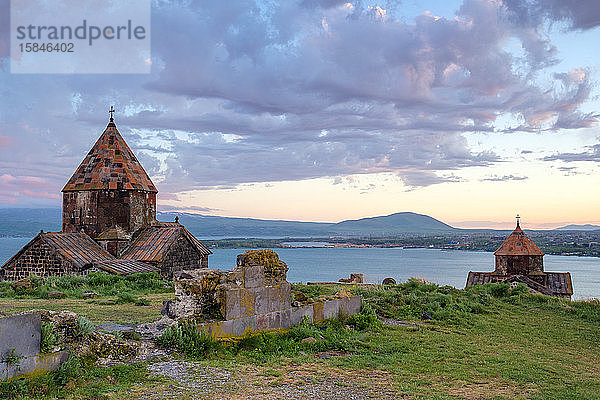Sewanawank-Kirche am Sewan-See bei Sonnenuntergang  Sewan  Gegharkunik-Provinz  Armenien