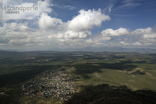 Luftaufnahme mit Blick auf ein kleines Dorf oder eine kleine Stadt - bewölkter Himmel