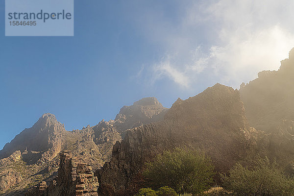 Teide-Nationalpark mit Felsformationen und Wolken