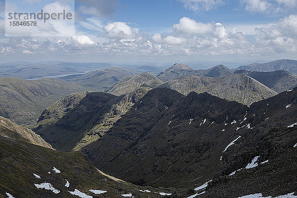 Blick über schroffe Berggipfel vom Gipfel des Bidean Nam Bian  Glen Coe  Highland  Schottland