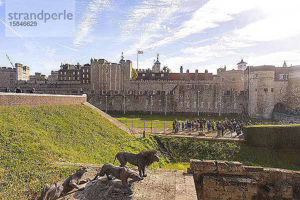 Tower of London bei gutem Wetter und Löwenstatuen