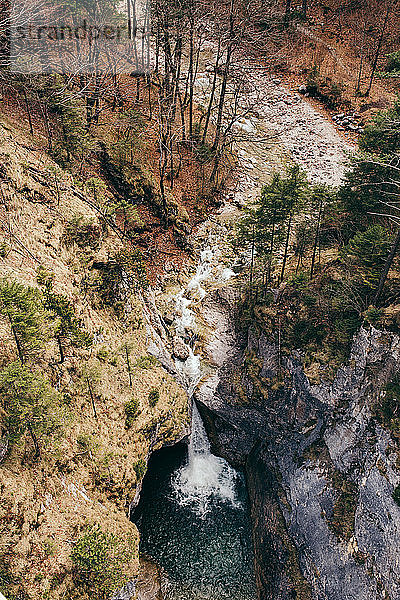 Draufsicht auf Bach und Wasserfall im Wald