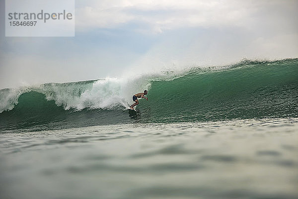 Surfer auf einer Welle