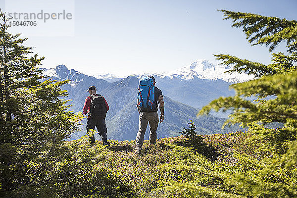 Zwei Rucksacktouristen wandern auf dem Bald Mountain in Washington.