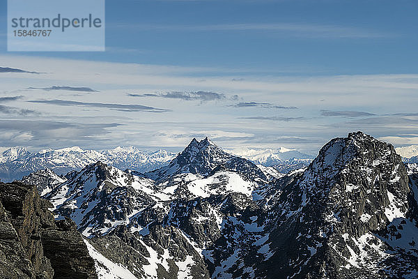 Verschneite alpine Landschaft  die Remarkables und Neuseelands Südalpen