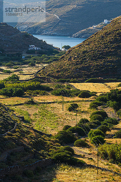 Ländliche Landschaft an der Küste der Insel Kythnos in Griechenland.