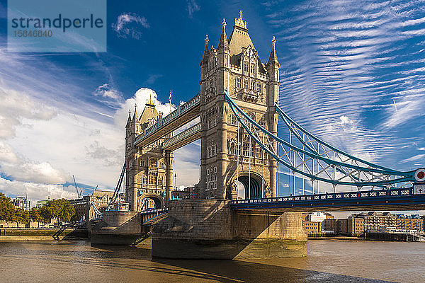 Die Tower Bridge an einem sonnigen Tag in London