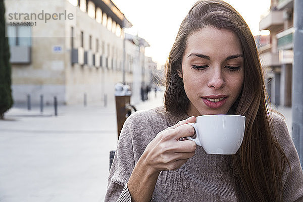Frau trinkt eine Tasse Kaffee in Boadilla del Monte