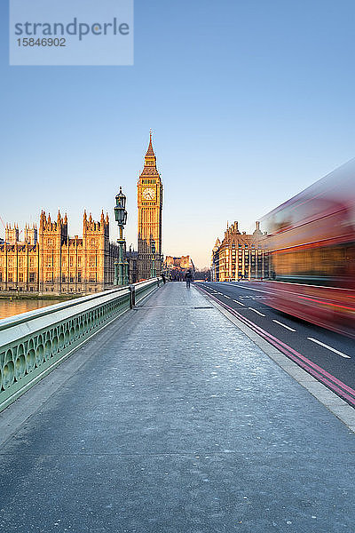 Doppeldeckerbuspässe auf der Westminster Bridge  vor dem Westminster Palace und dem Glockenturm von Big Ben (Elizabeth Tower)  London  England  Vereinigtes Königreich