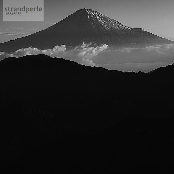 Blick auf den Berg Fuji mit einem Wolkenmeer bei Sonnenaufgang an einem friedlichen Morgen