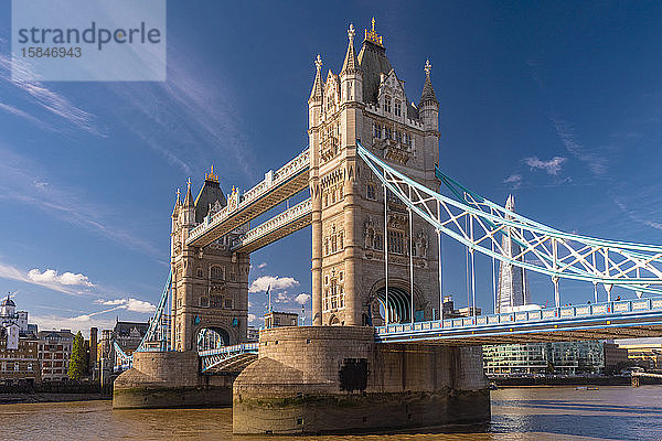Die Tower Bridge an einem sonnigen Tag in London mit Scherben und Themse