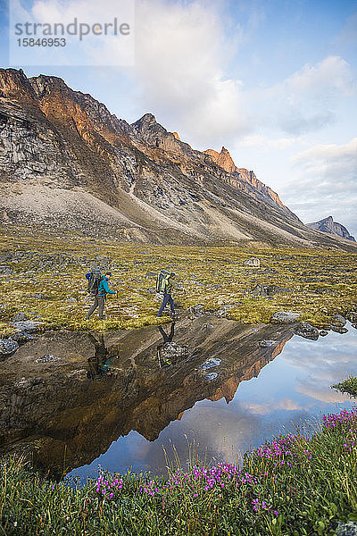 Reflexionen von Rucksacktouristen  die über den Akshayak-Pass in Kanada wandern.