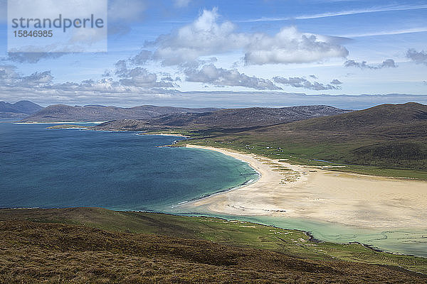 Blick vom Gipfel von Ceapabhal über die Sandstrände von South Harris  Isle of Harris  Äußere Hebriden  Schottland