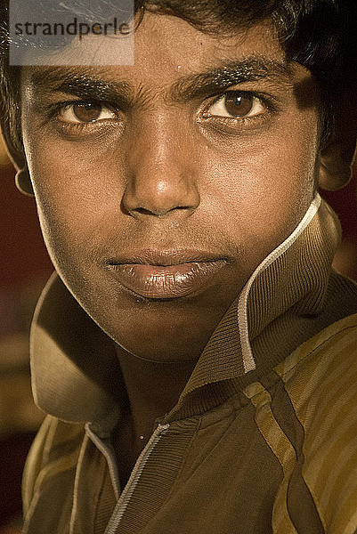 Junge in den Straßen von Mysore