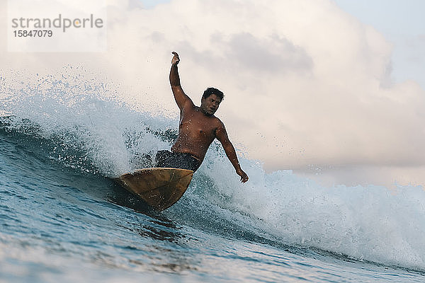 Surfer auf einer Welle zur Tageszeit