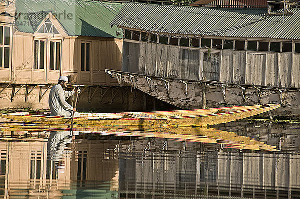 Moslem paddelt gelbes Boot auf dem Dal-See