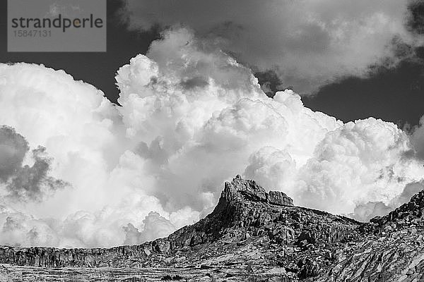 Aufziehende Wolken über dem Berggipfel