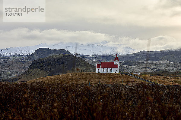 Kleine Kirche in bergiger Landschaft