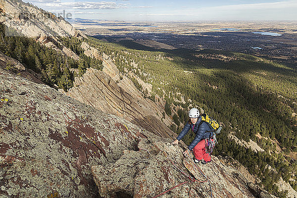 Frauenfelsen erklimmt The Maiden in Flatirons oberhalb von Boulder  Colorado