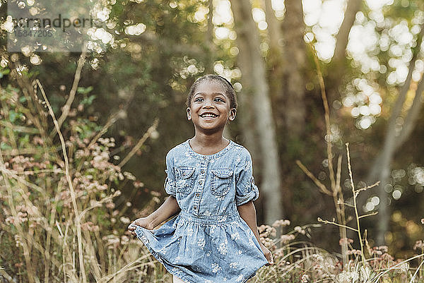 Nahaufnahme-Porträt eines glücklichen  selbstbewussten Mädchens im Vorschulalter  das draußen lächelt