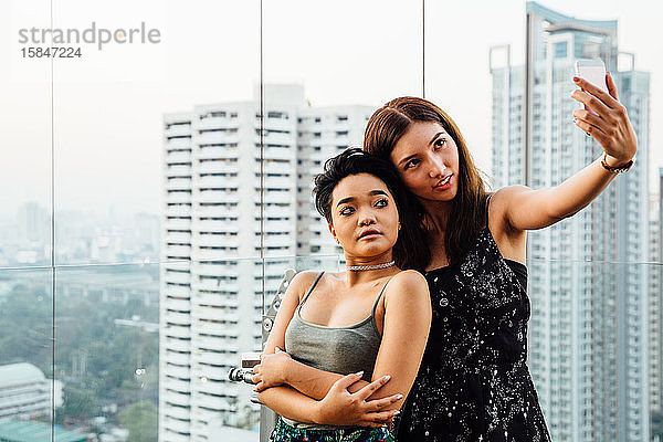 Selfie mit Frauen in Bangkok