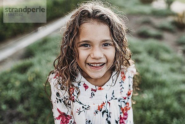 Nahaufnahme-Porträt eines jungen  glücklichen Mädchens im Schulalter  das lächelt