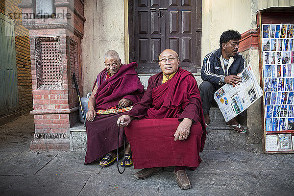 Mönche in der Nähe von Swayambhunath  auch bekannt als der Affentempel  in Kathmandu.