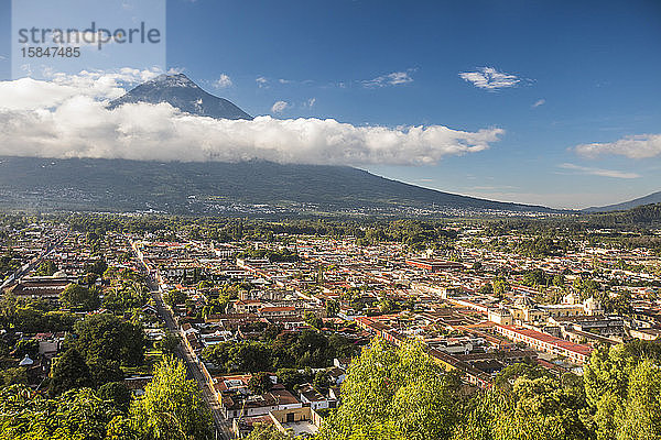 Hochwinkelaufnahme von Antigua  Guatemala und Vulkan Agua.