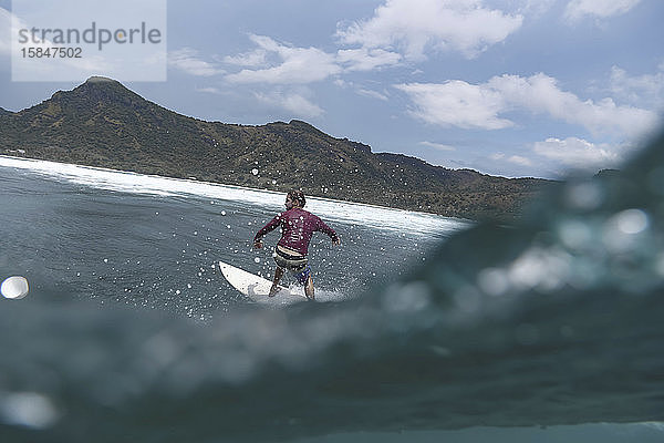 Surfer auf einer Welle