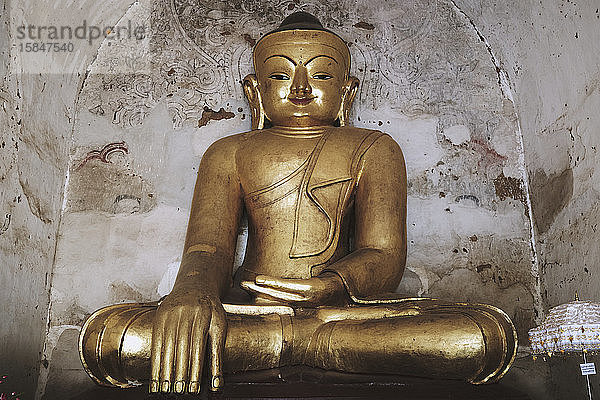 Goldene Buddha-Statue im Ananda-Tempel in Bagan