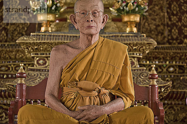 Mönchsstatue aus Glasfaser im Wat Phra Sing-Tempel